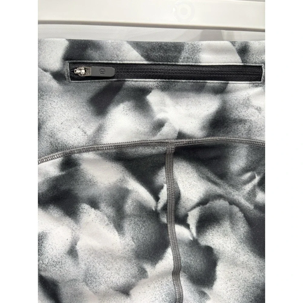 Lululemon Women 6 Crop Leggings 19